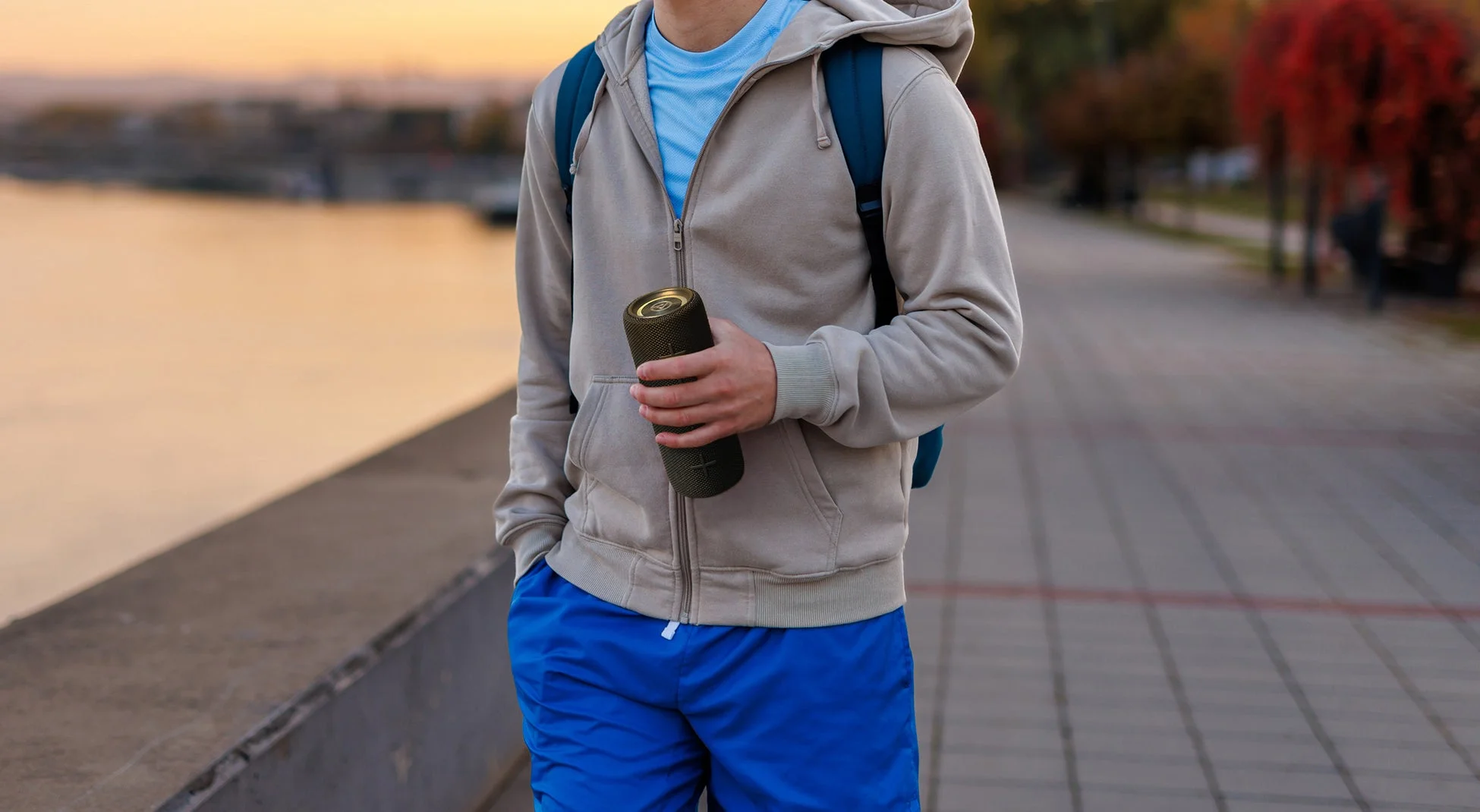 MaGdget Dual Speakerを持ち運ぶ人物