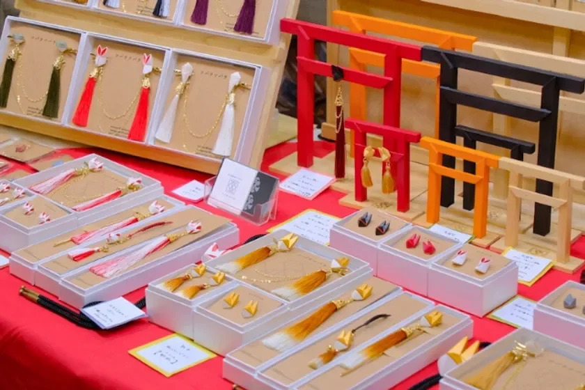 和風のアクセサリーとミニチュア鳥居の展示