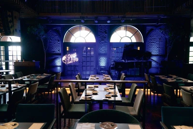 青い照明が印象的なライブハウス兼レストランの内部