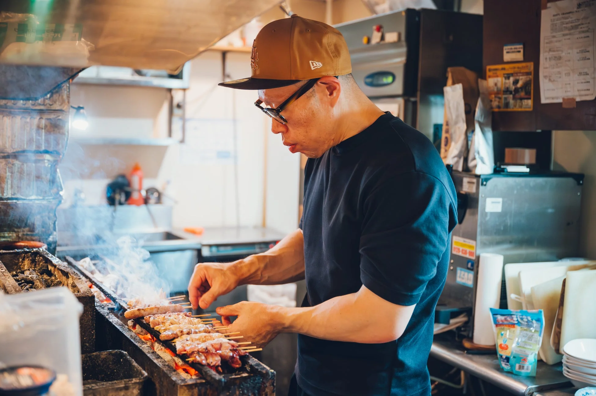 焼き鳥を調理する様子