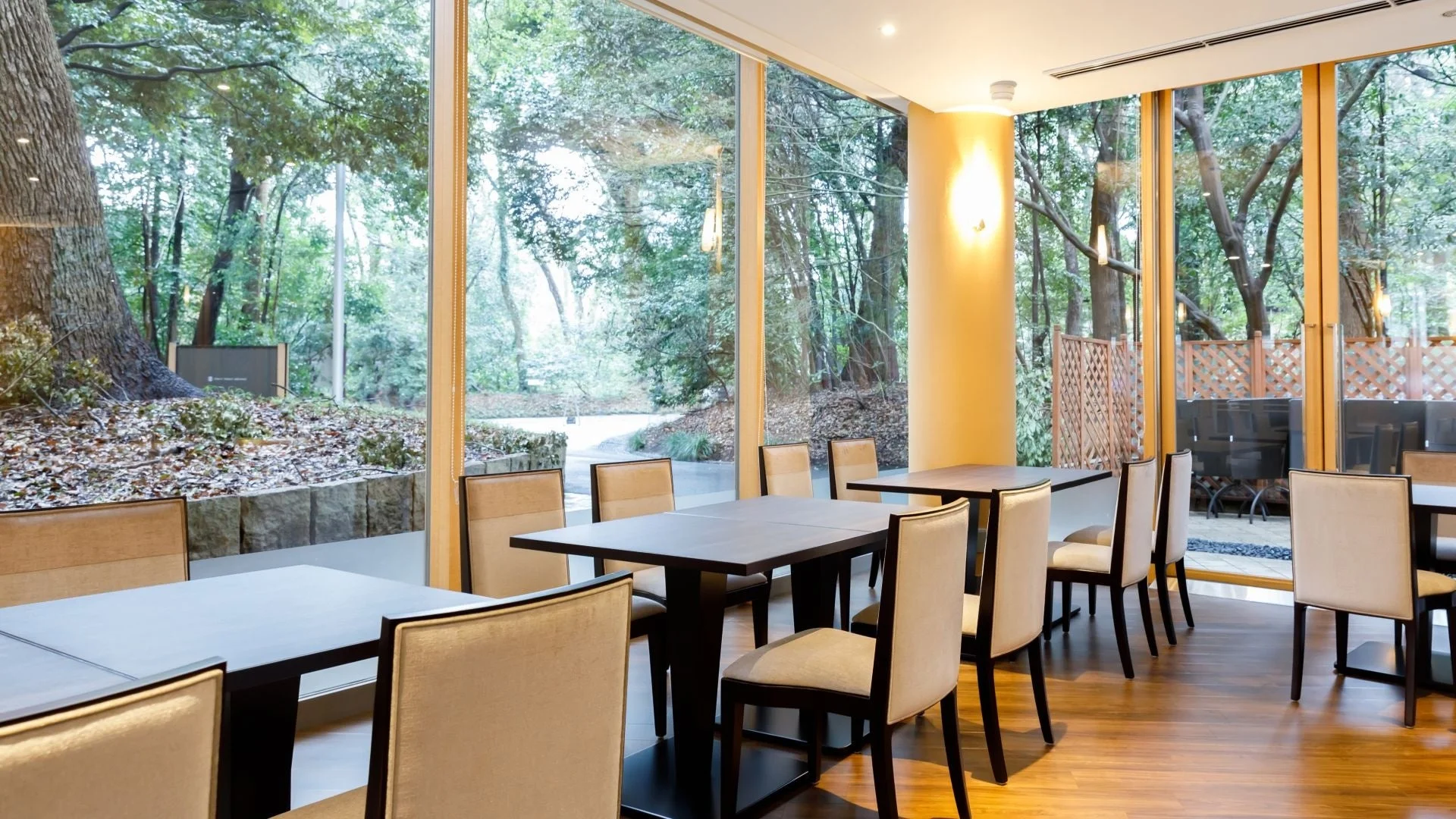 レストランよよぎ店内