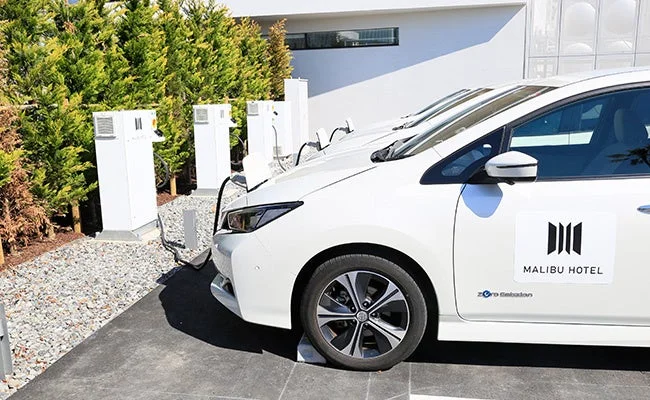 電気自動車がホテルの充電ステーションで充電されている様子