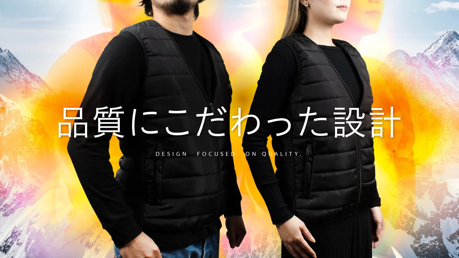 黒いダウンベストを着用した男女モデル