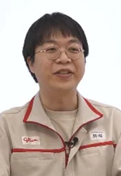 Glicoの作業服を着た研究者の男性