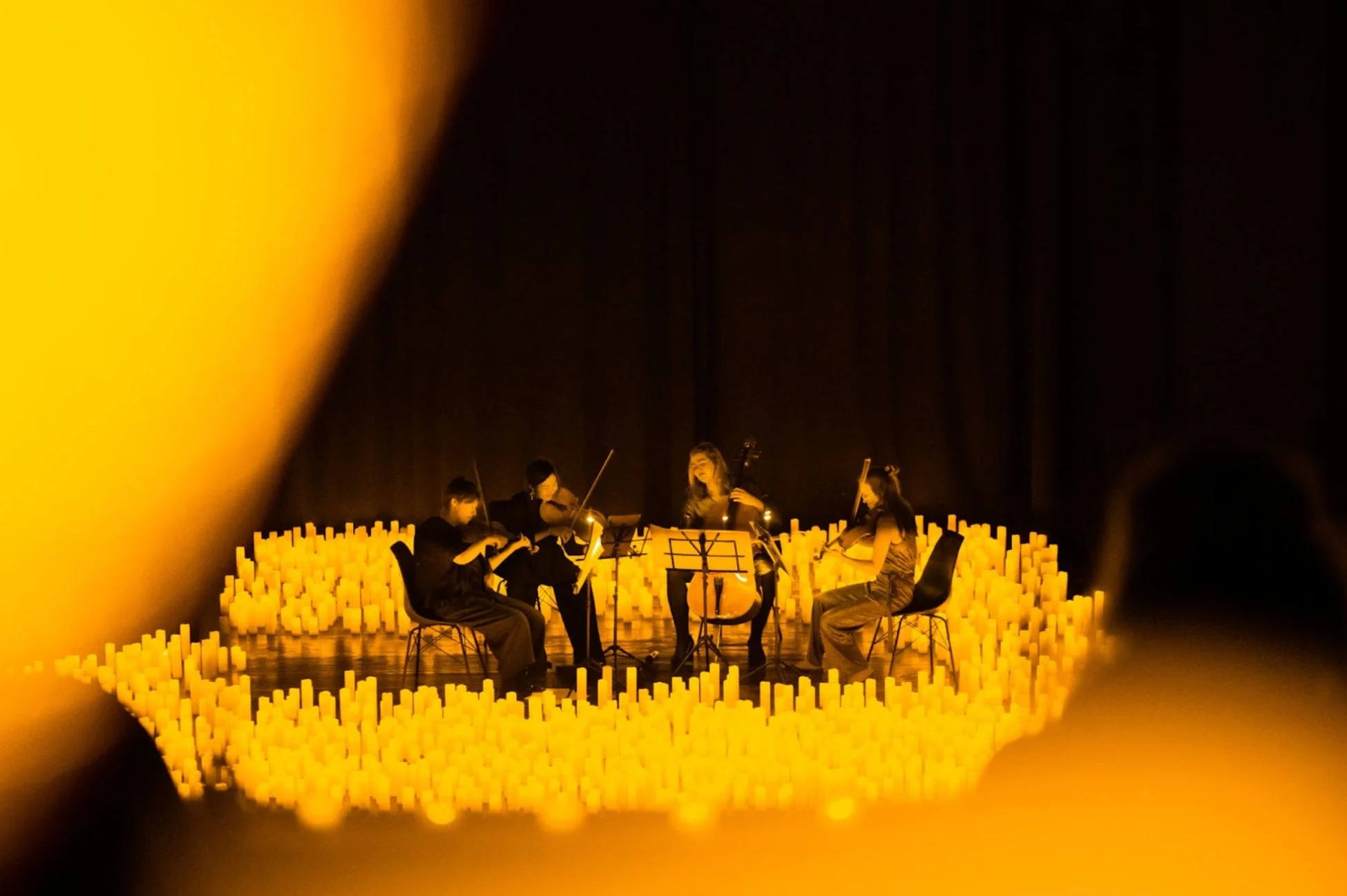 弦楽四重奏がキャンドルに囲まれて演奏する様子