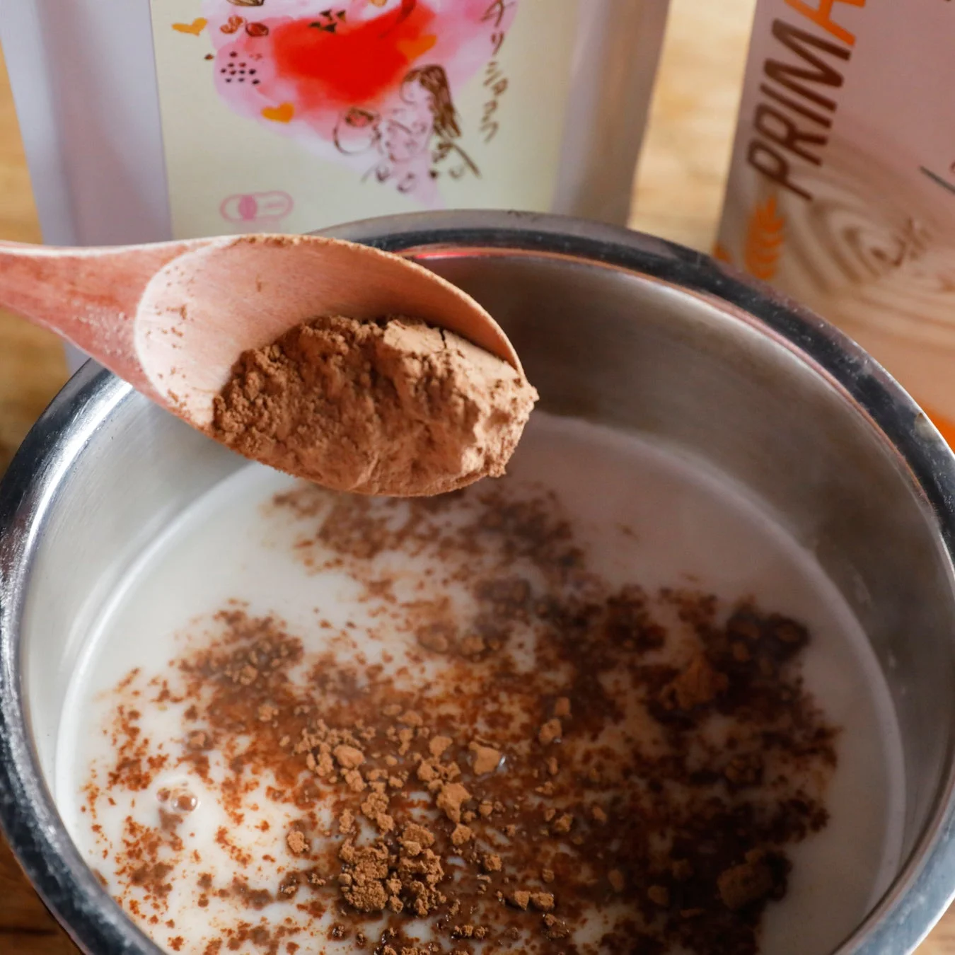 スプーンで粉末を液体に注ぐ