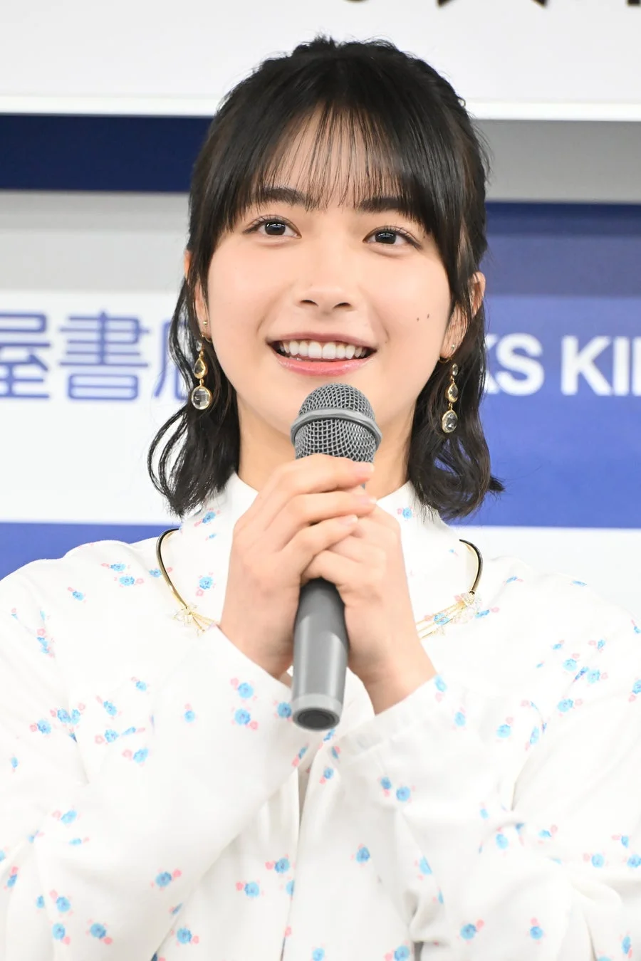 マイクを持つ藤﨑ゆみあさん