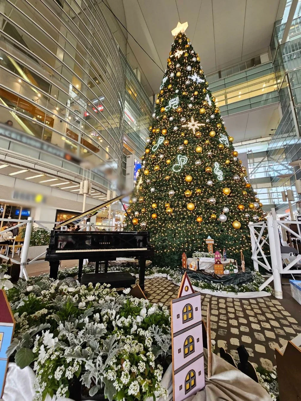 昨年のステーションピアノの様子（クリスマスツリーとピアノ）