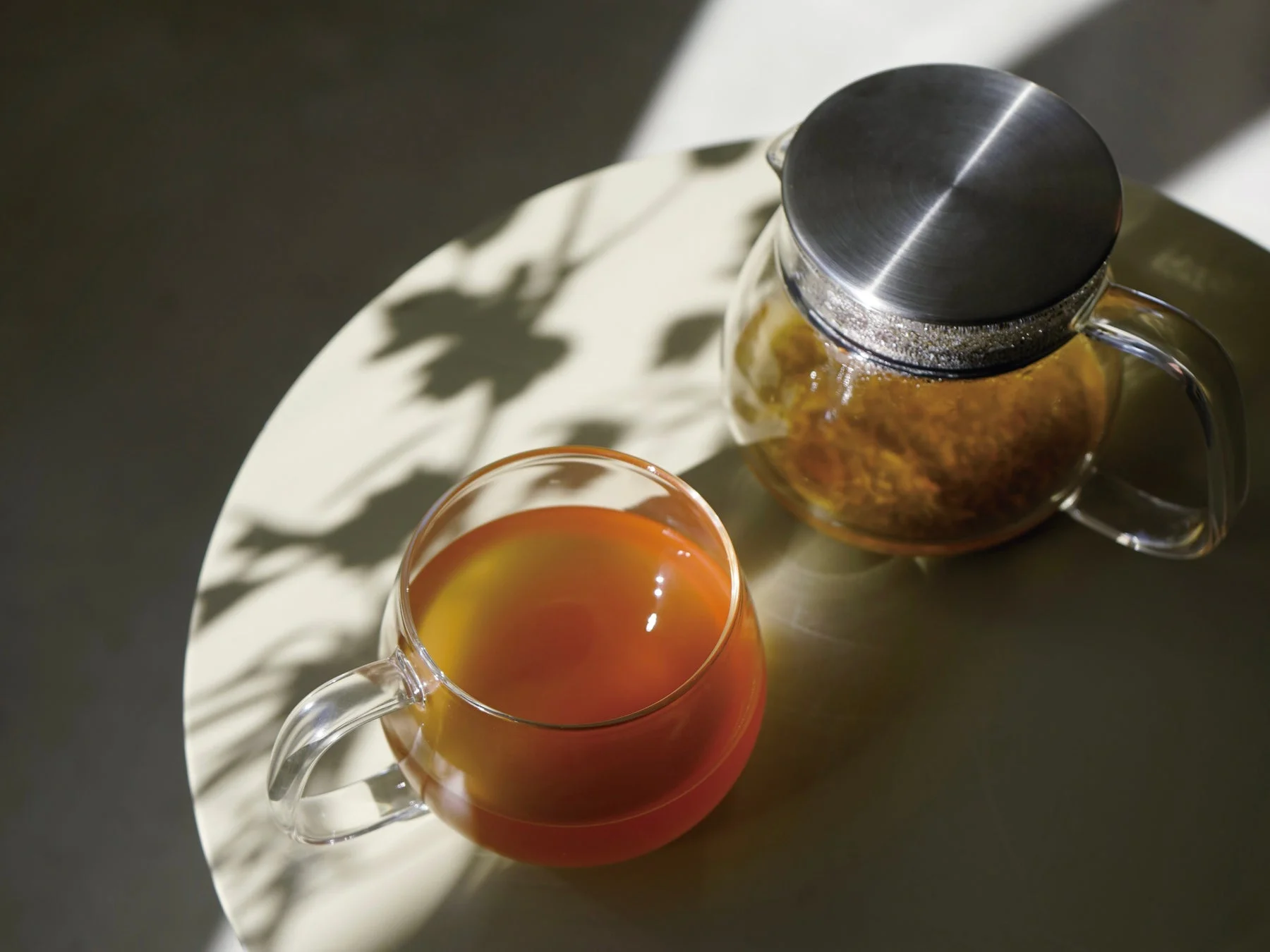 お茶が注がれたティーポットとカップ