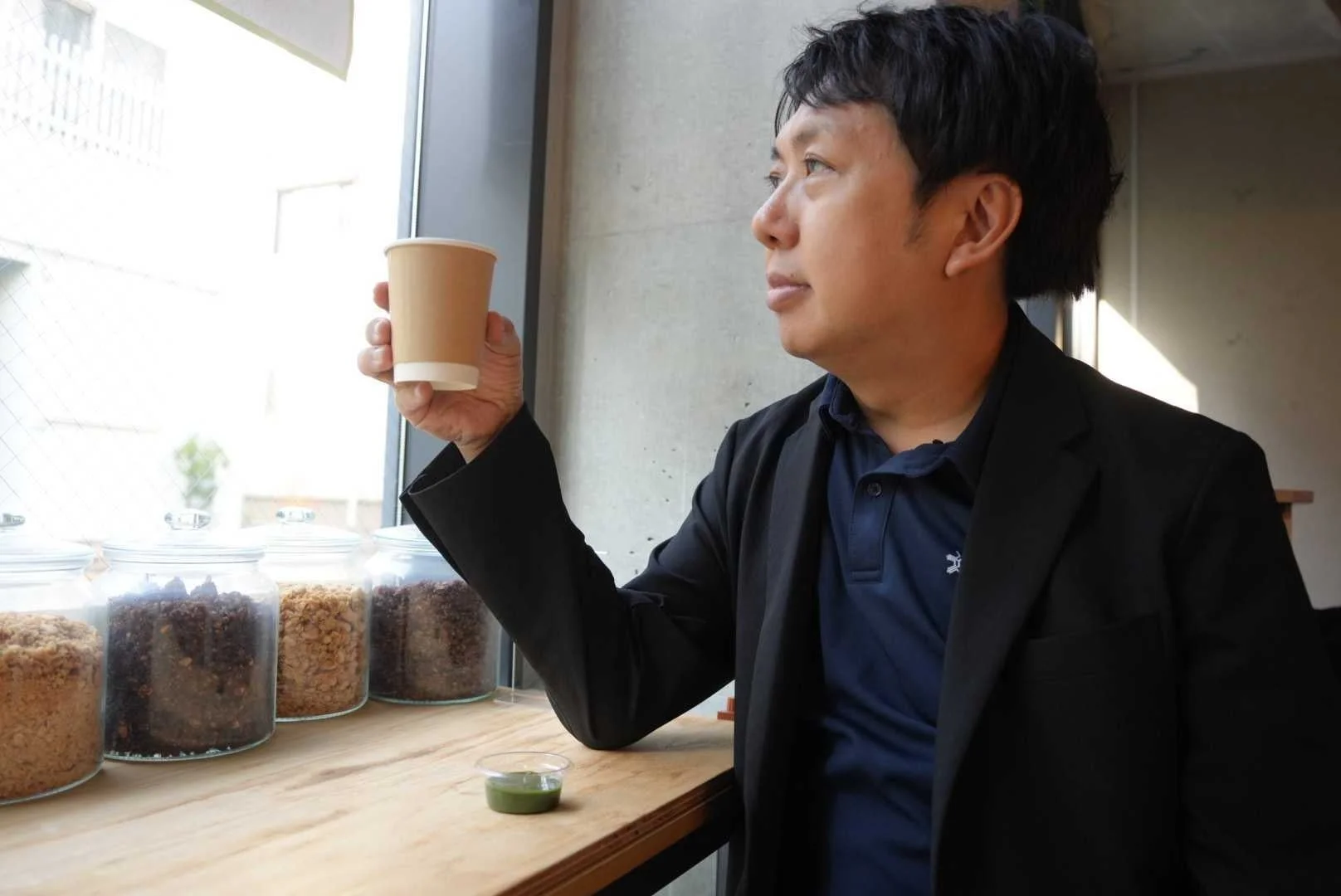 MATCHA NOVAを飲む男性