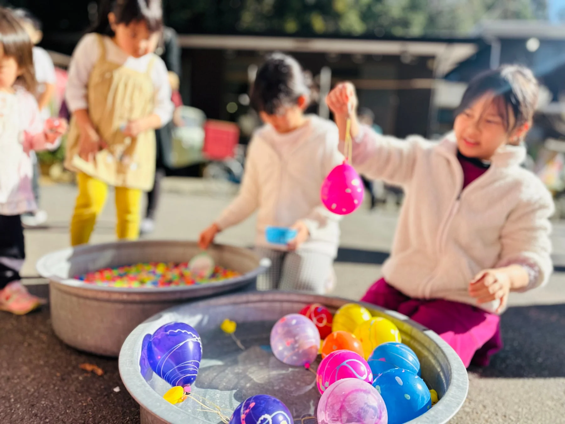 水風船で遊ぶ子どもたち