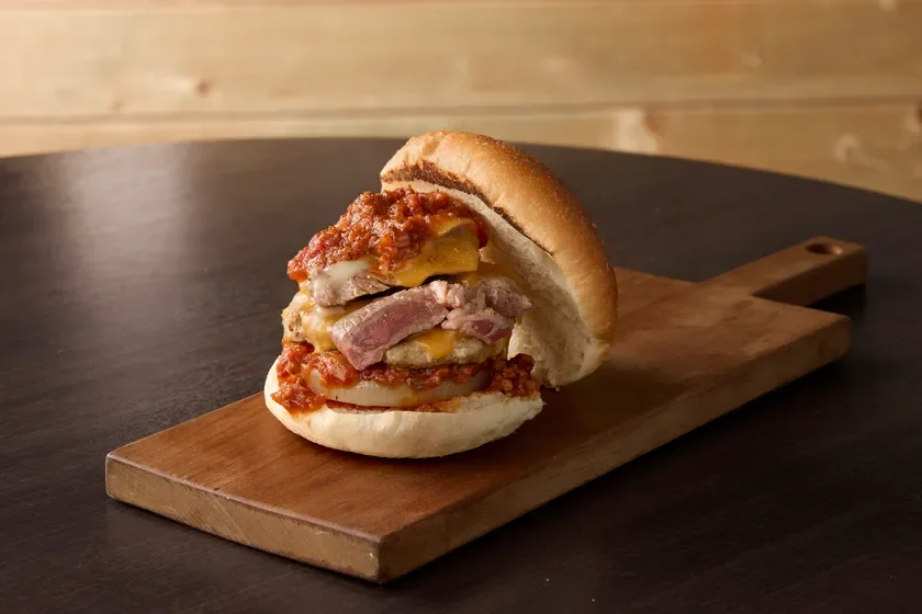 ふらの和牛ステーキを載せたこぼれトマトチーズハンバーガー