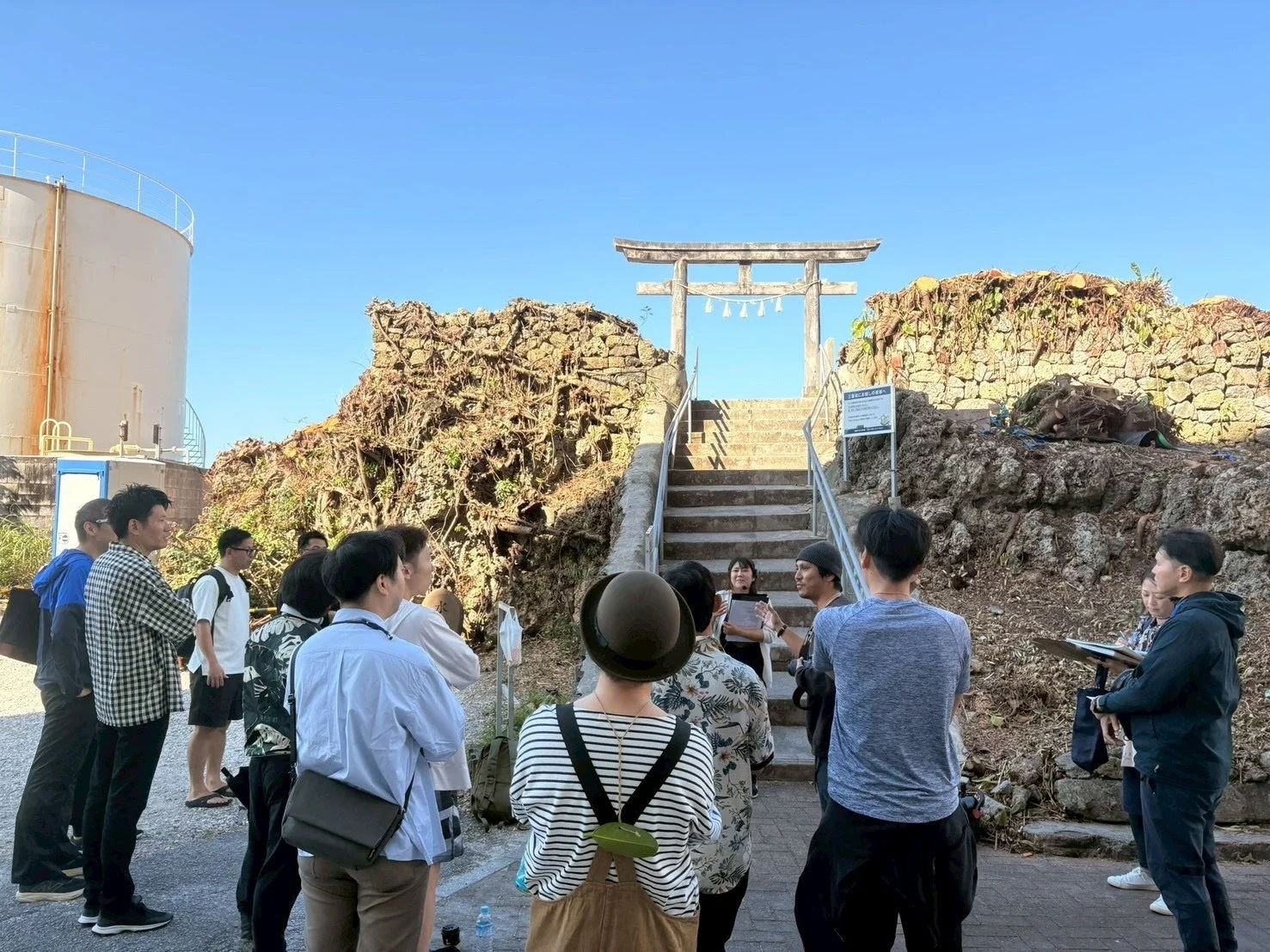 史跡を巡り説明を聞くグループ