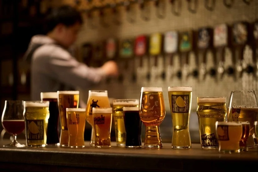 バーカウンターに並ぶビール