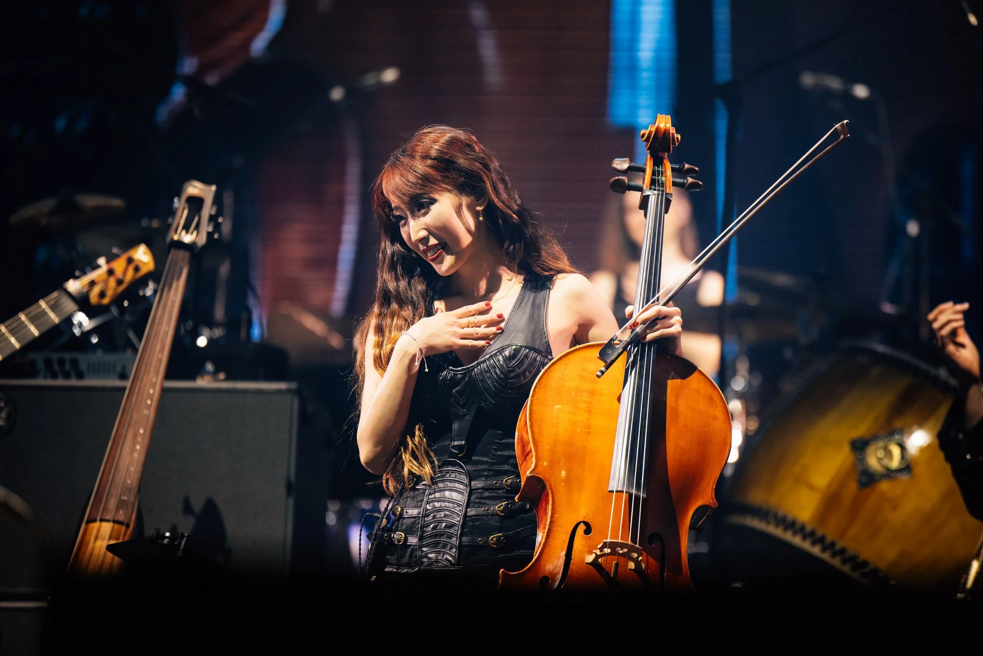 チェロを演奏する女性