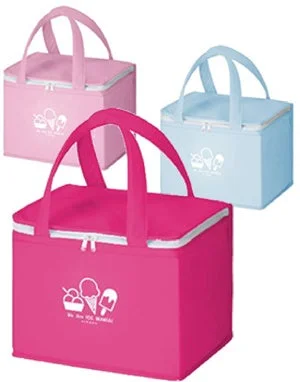 ピンク、水色、フューシャの3色の保冷バッグが並んでいます