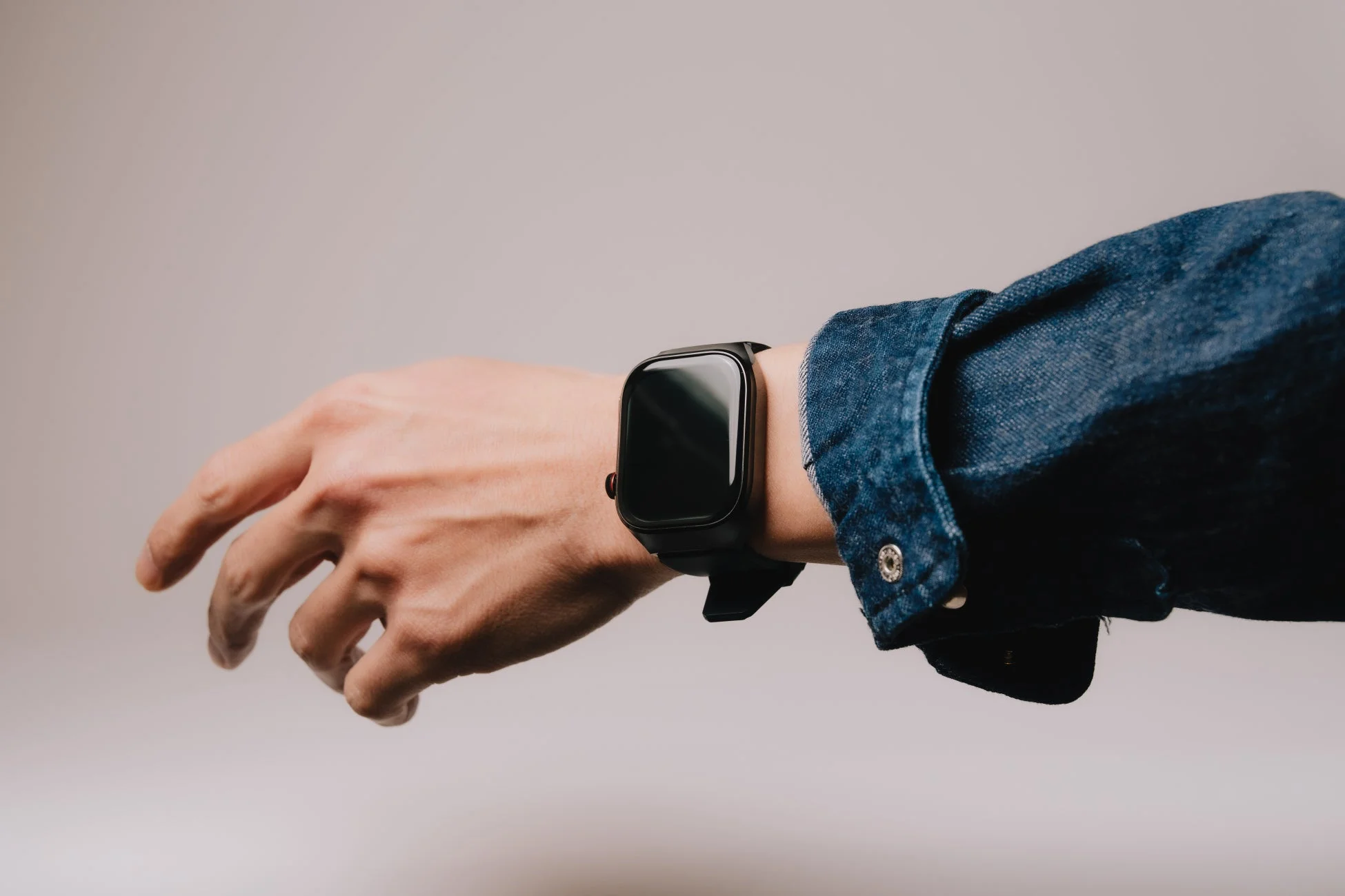 スマートウォッチとデニムシャツ