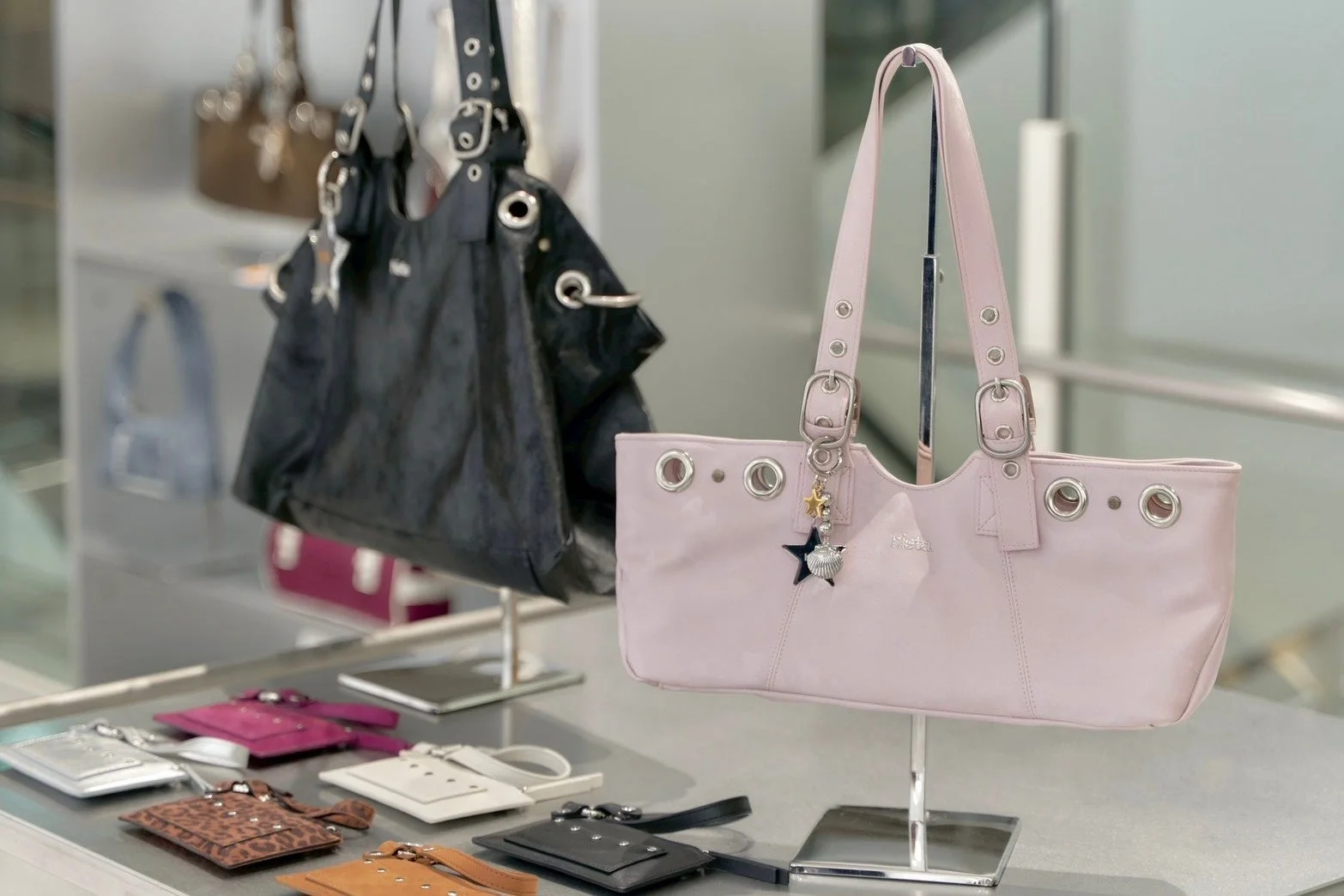 ピンクと黒のHietaバッグと小物
