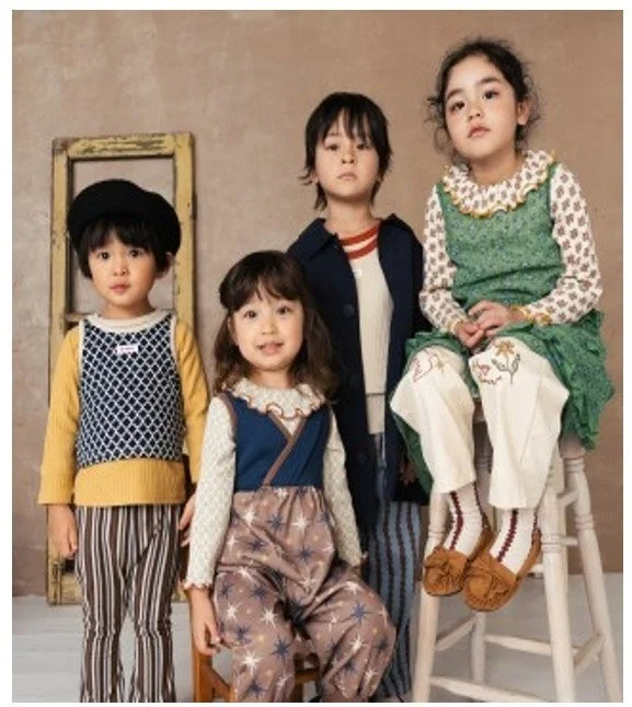 バースデイのオリジナルブランドを着た子供たち