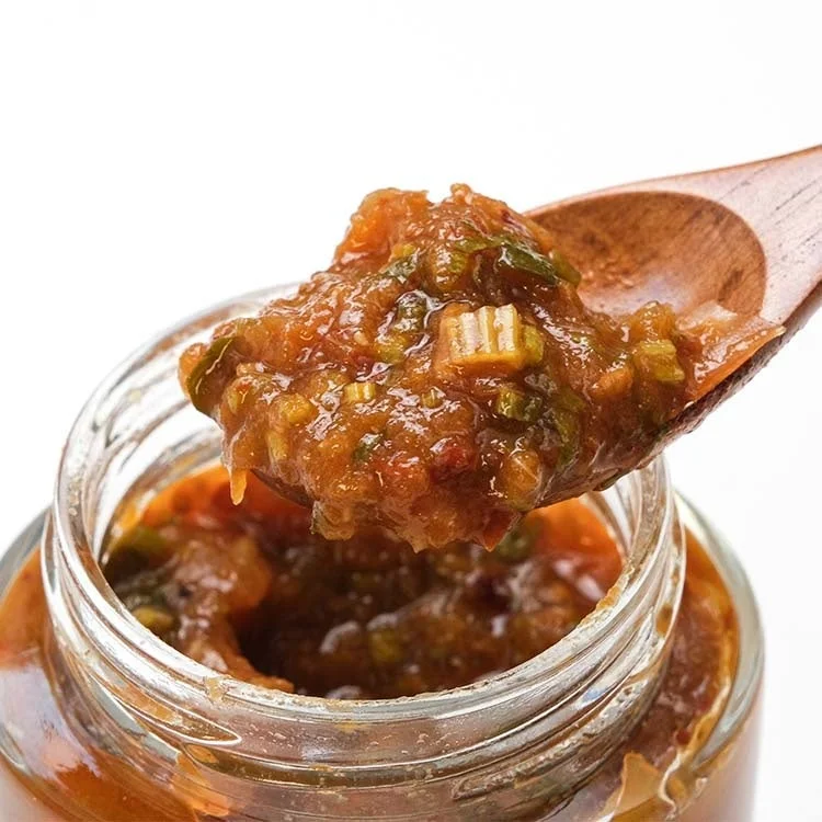 スプーンでサルサをすくう様子