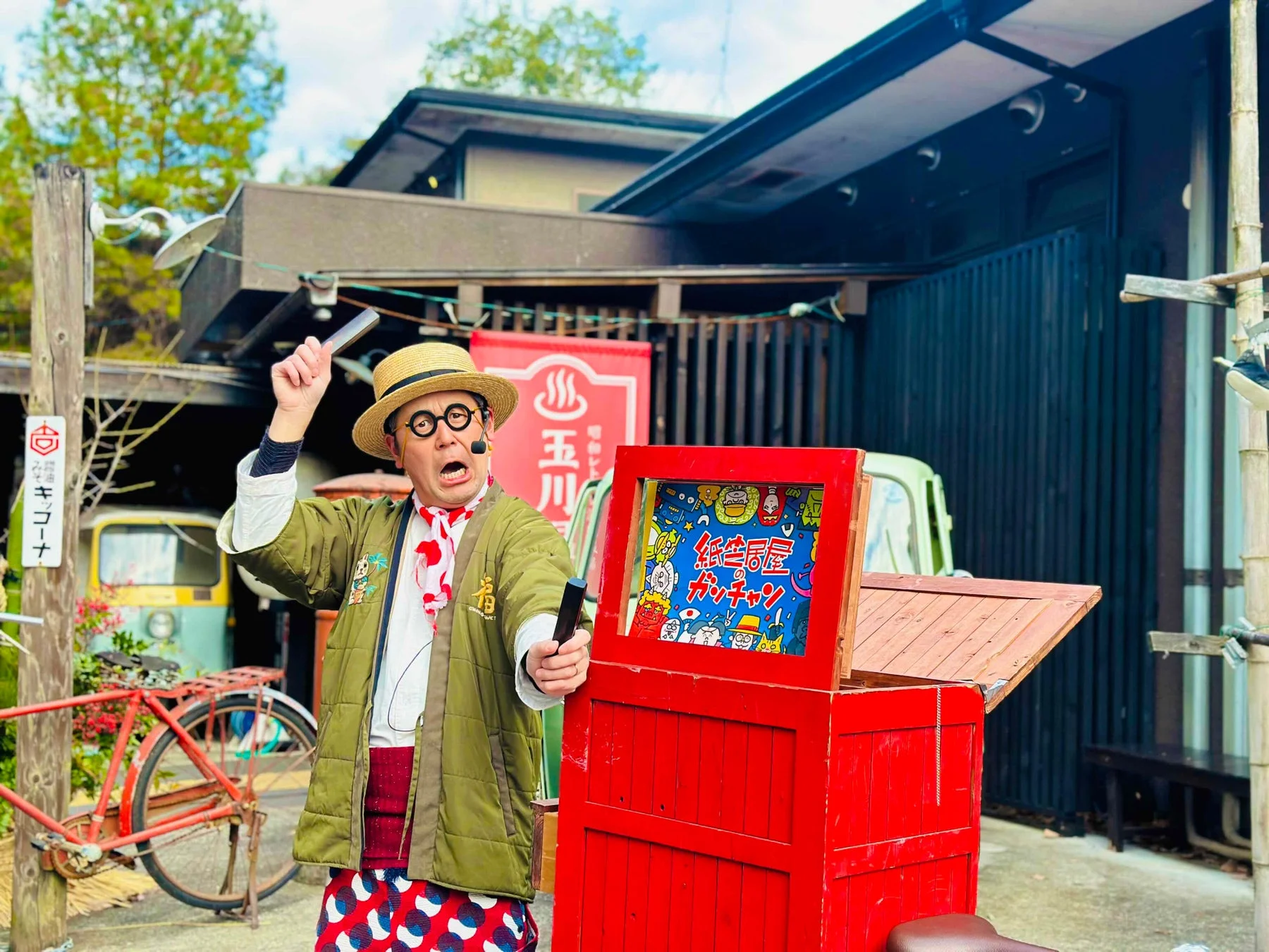 紙芝居を演じる男性