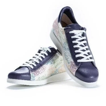 紺色とカラフルな模様のおしゃれなスニーカー