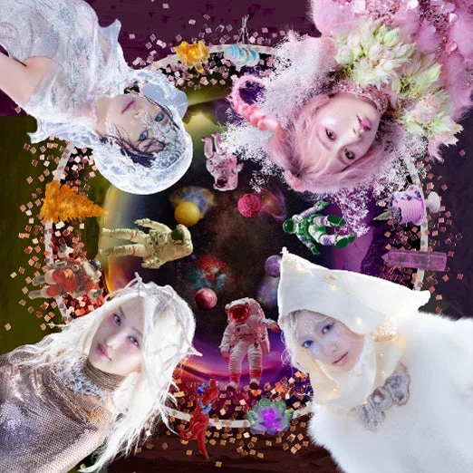 幻想的な宇宙空間を背景に、華やかな衣装をまとった4人の女性が描かれたアート作品