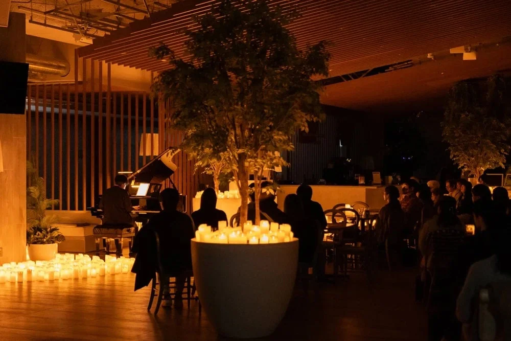 キャンドルに囲まれたピアノ演奏