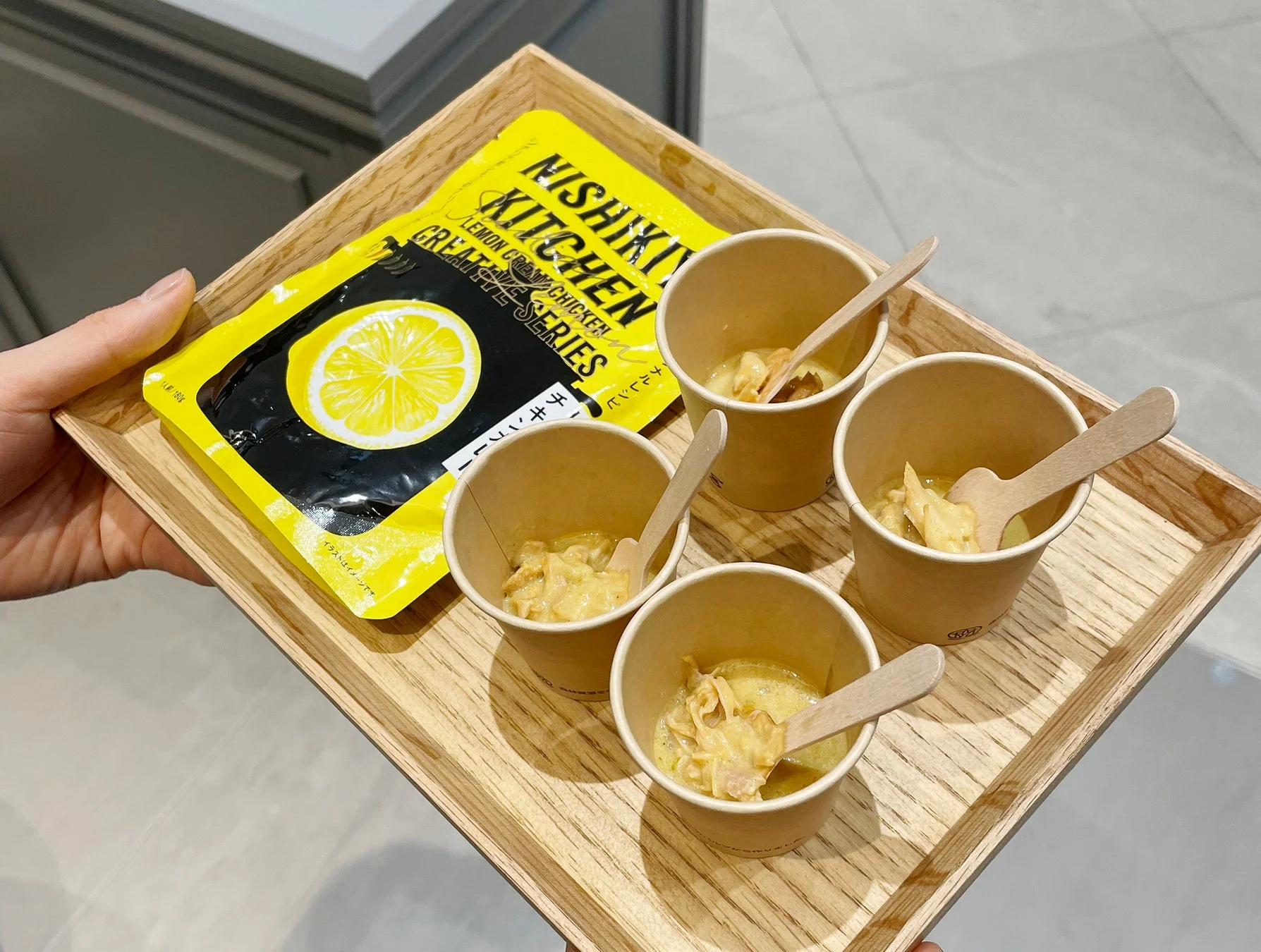 レモンクリームチキンカレーの試食カップ