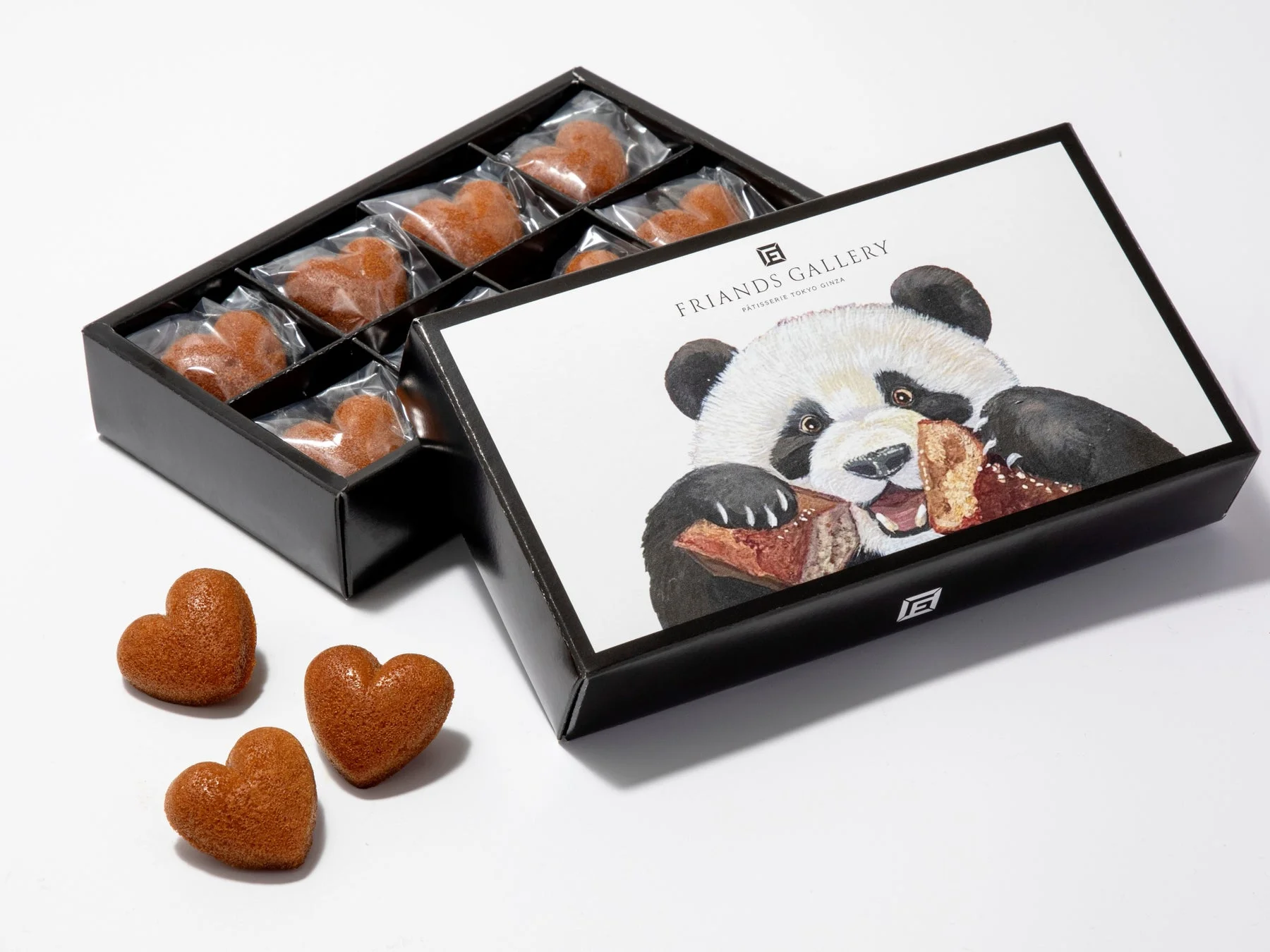 パンダのイラストが描かれた箱に入ったハート型の焼き菓子