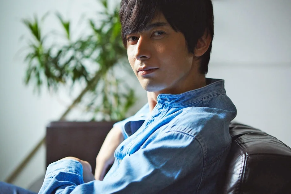 青いデニムシャツを着た若い男性