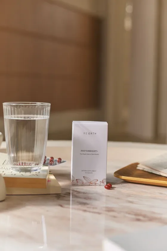 サプリメントとグラスの静物写真