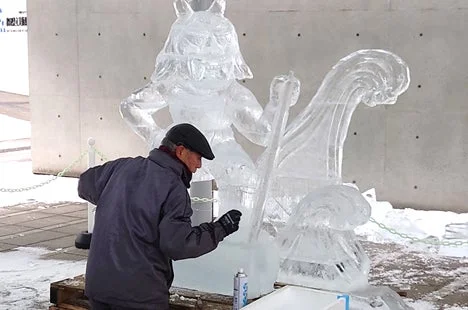 氷のオブジェ制作風景