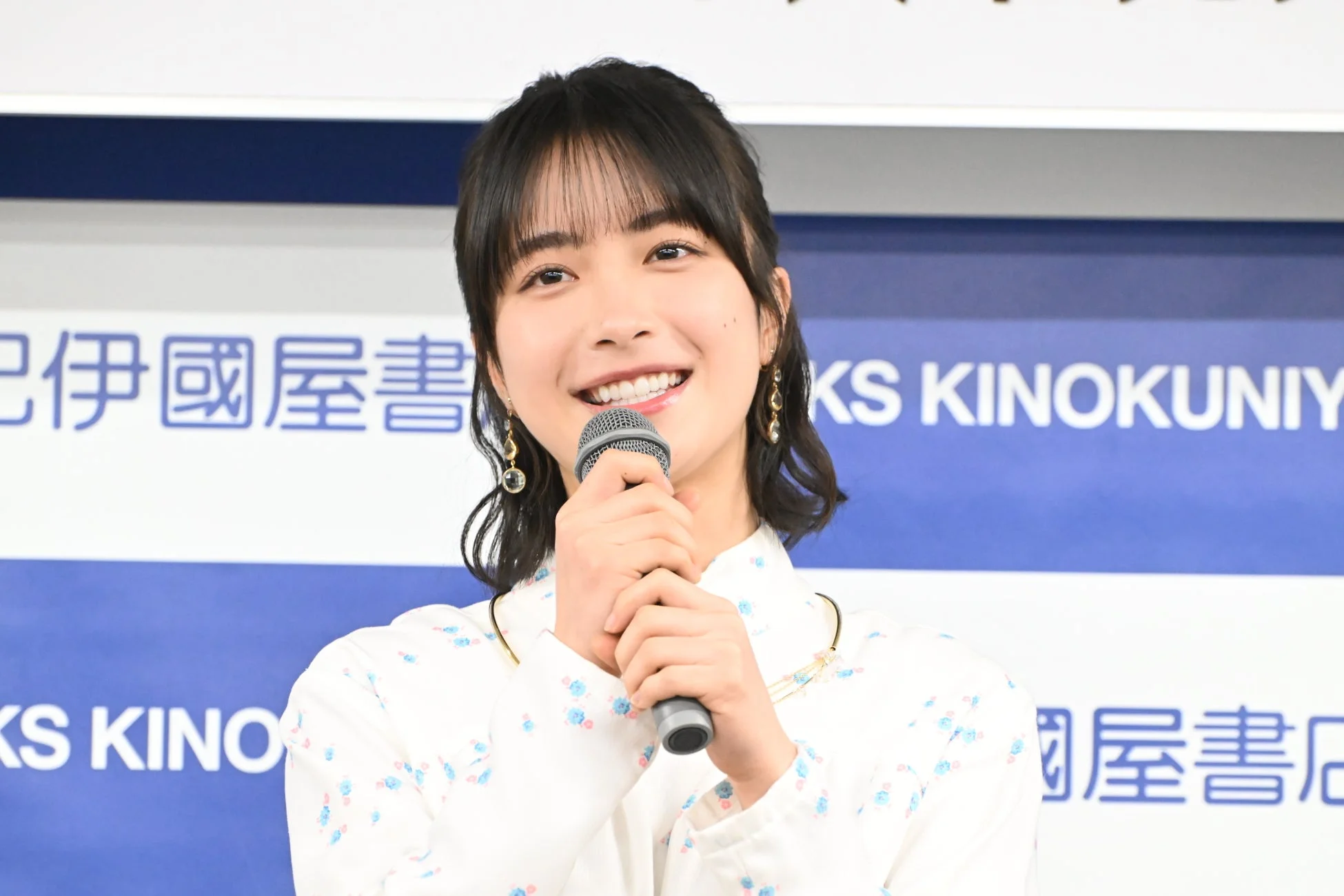 マイクを持ち話す藤﨑ゆみあさん