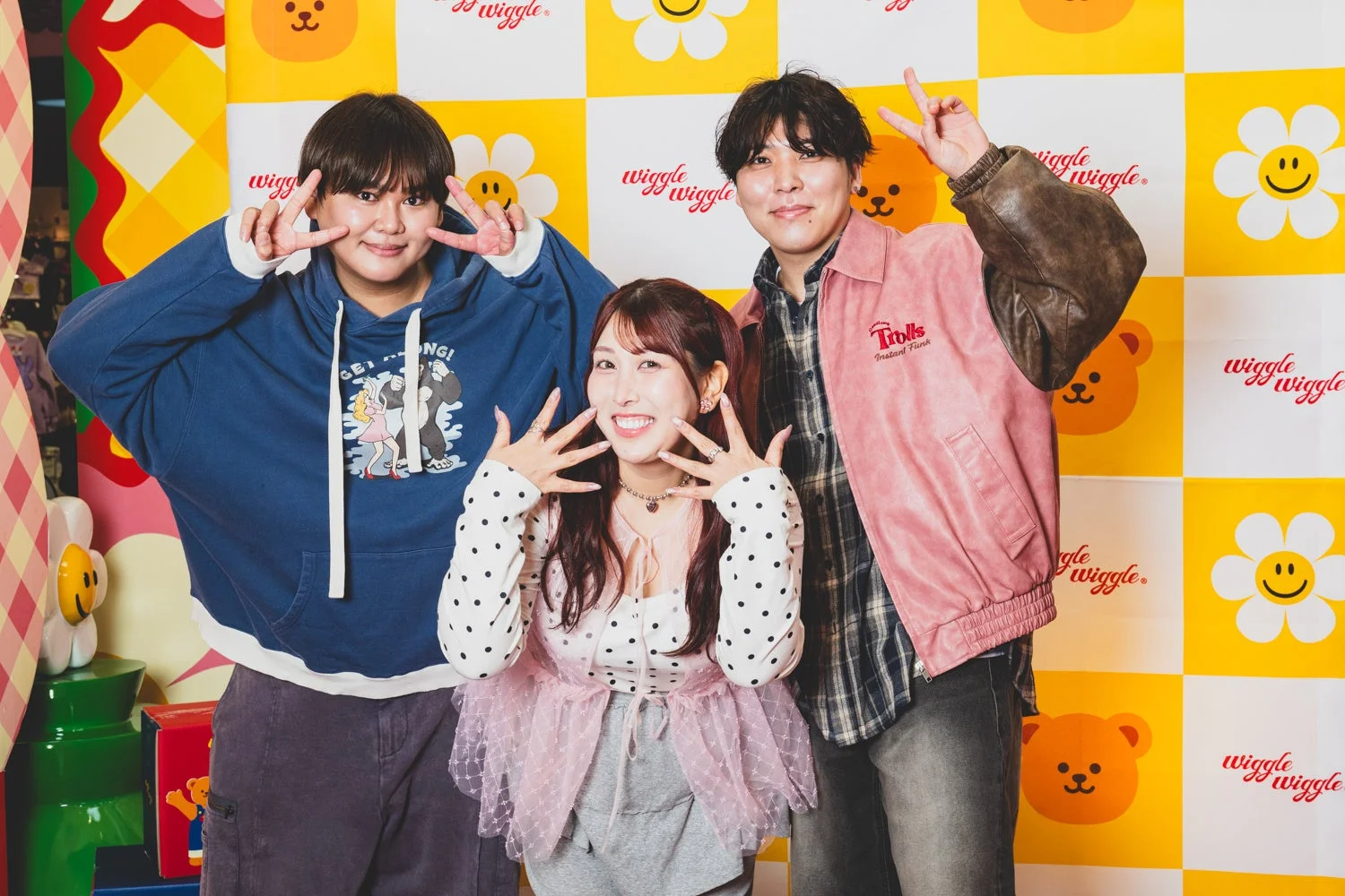 3人の若者が笑顔でピースサイン