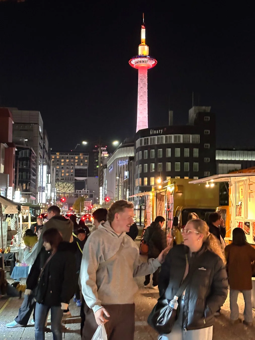 京都の夜景と賑わう夜市