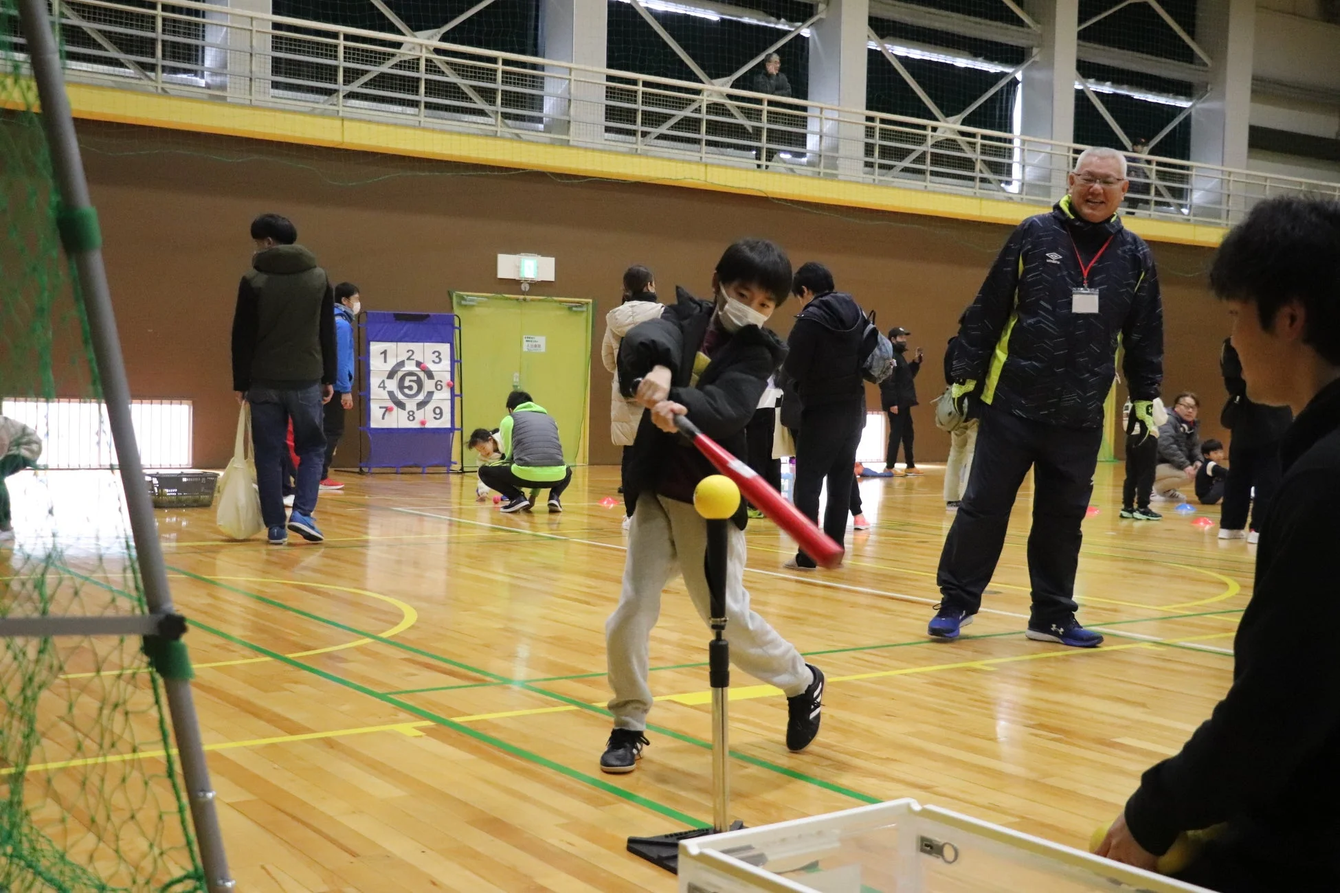 ティーバッティングをする子供
