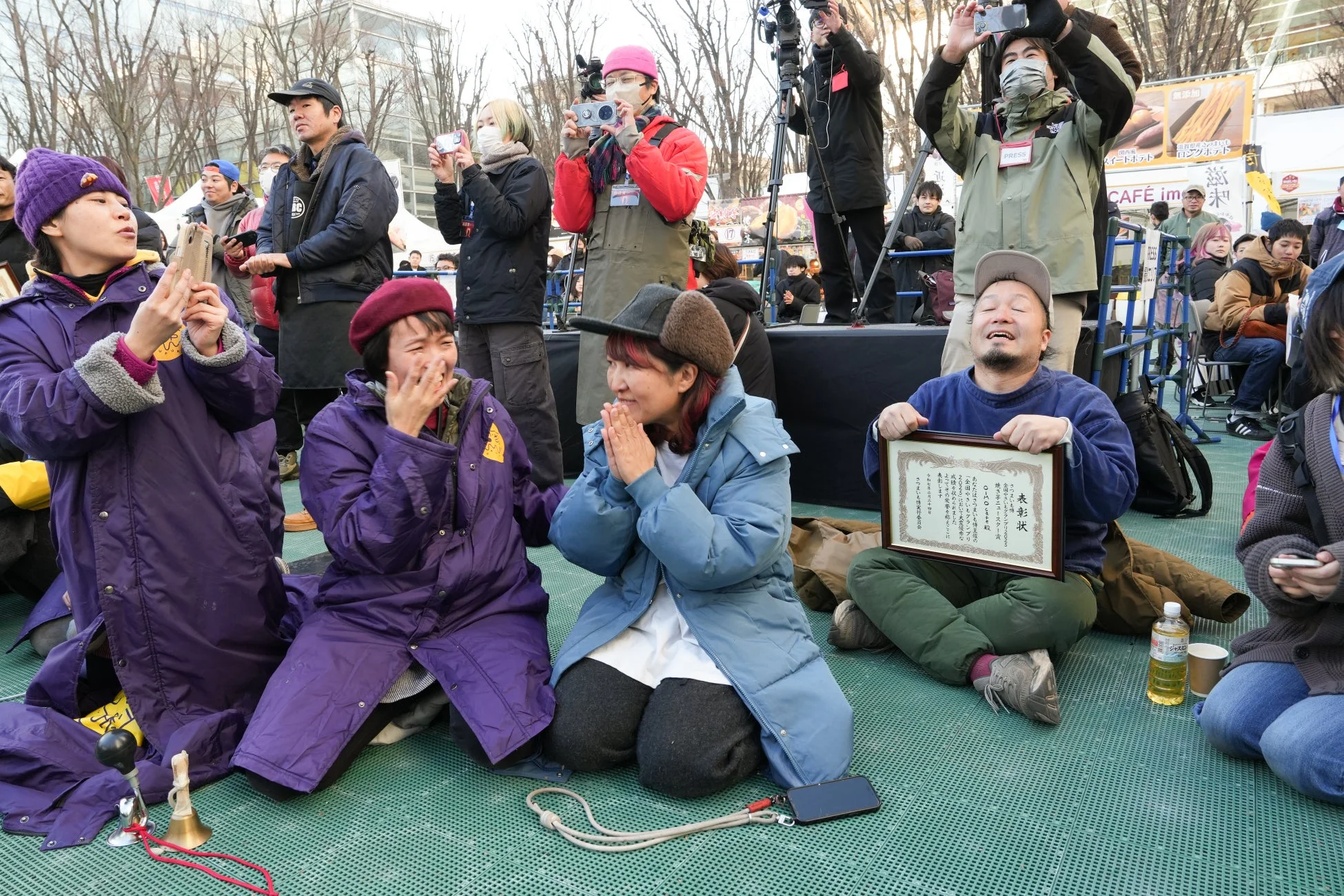 表彰状を受け取る男性