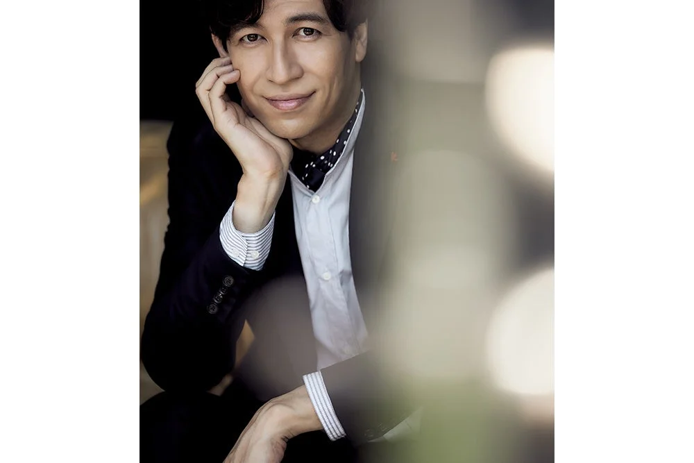 優しく微笑む男性のポートレート