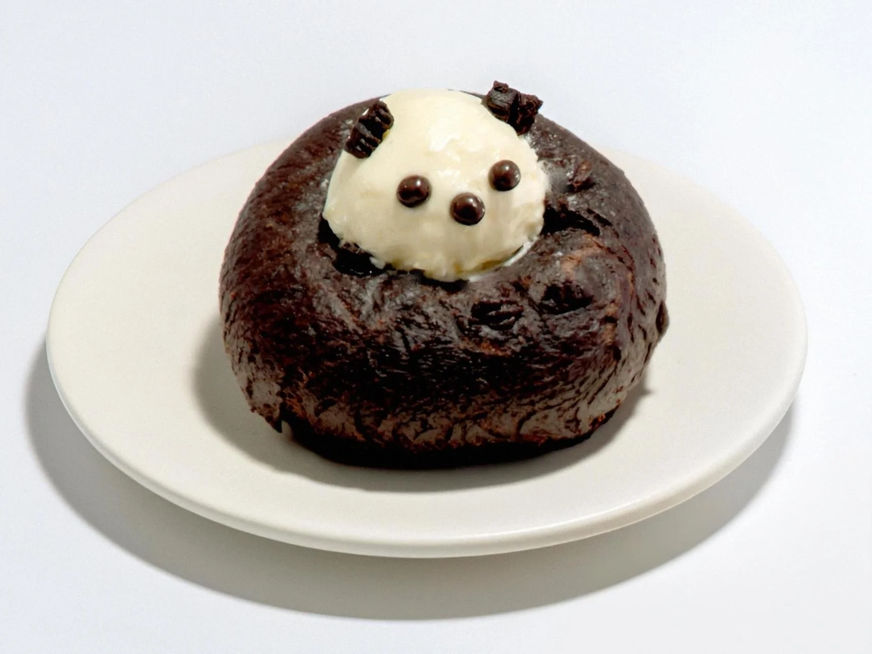 パンダの顔がデザインされたチョコレート風味のドーナツ