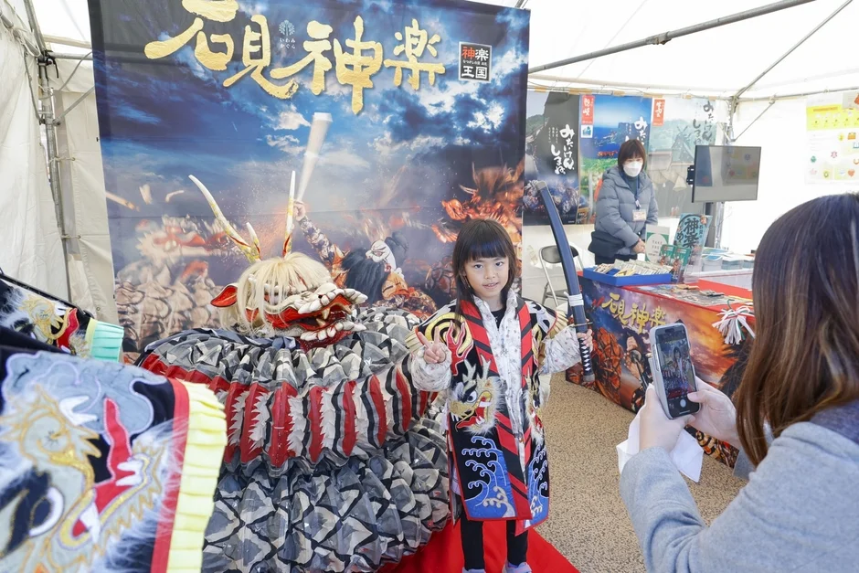 石見神楽衣装体験の様子