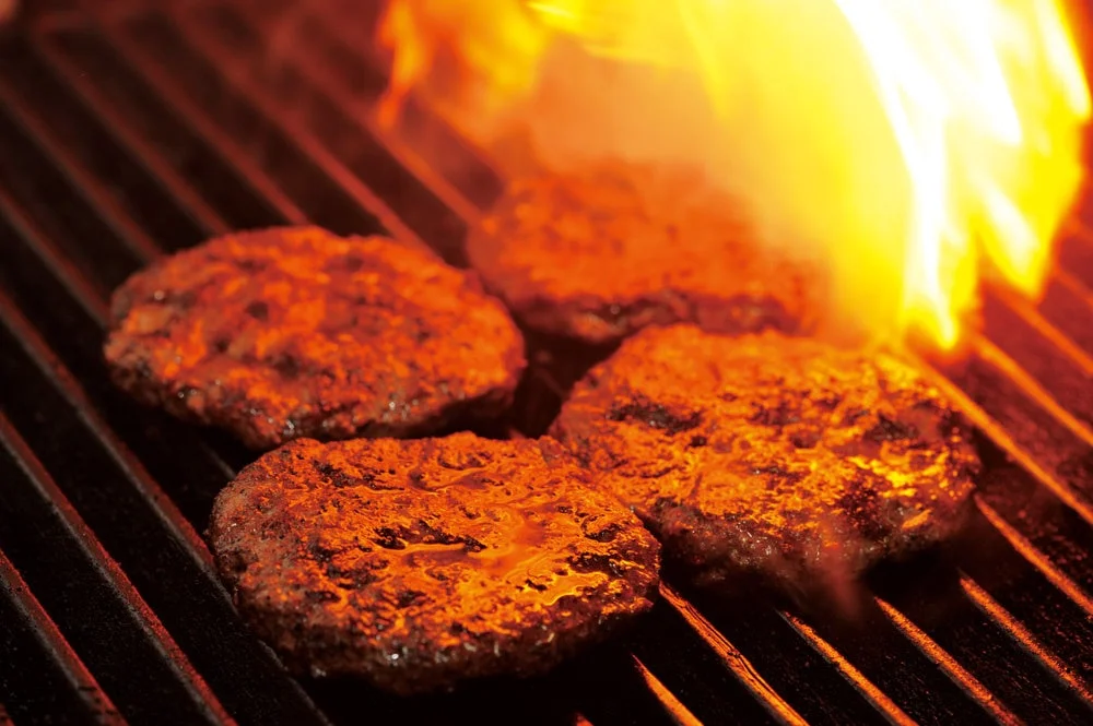 グリルで焼かれるパティ
