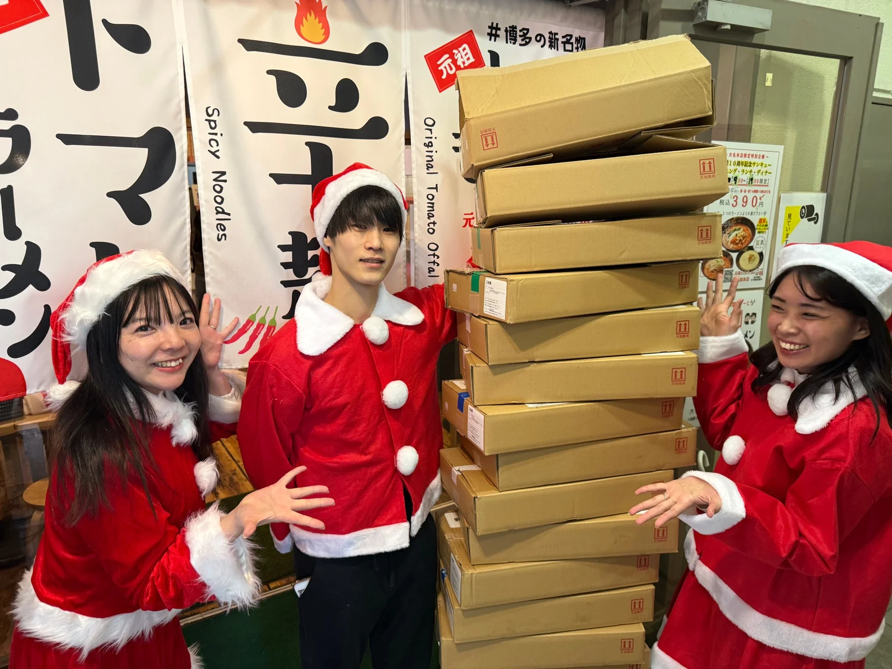 サンタコスプレの3人と段ボール箱