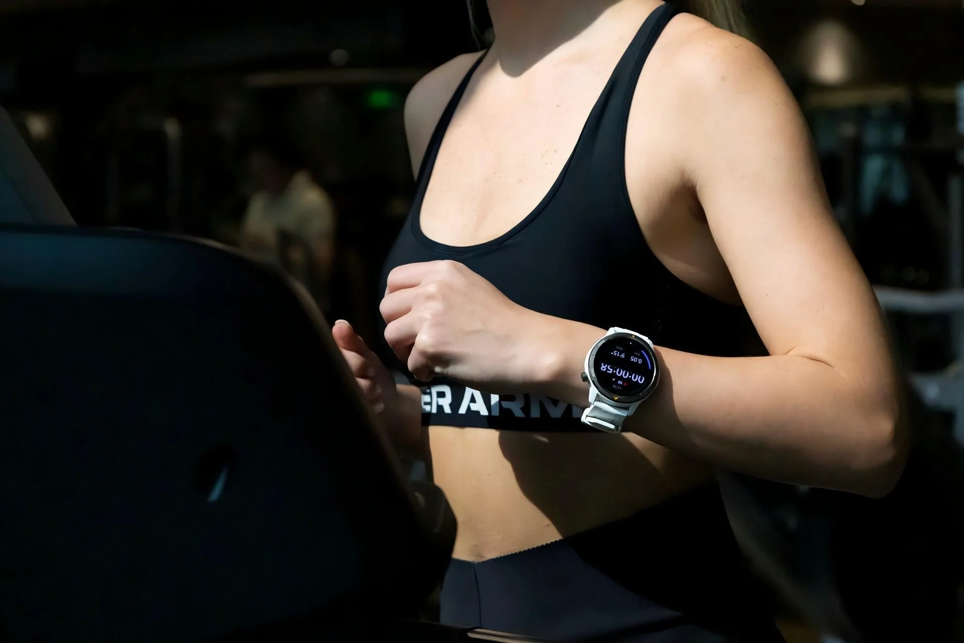 ジムでトレッドミルを使う女性とスマートウォッチ