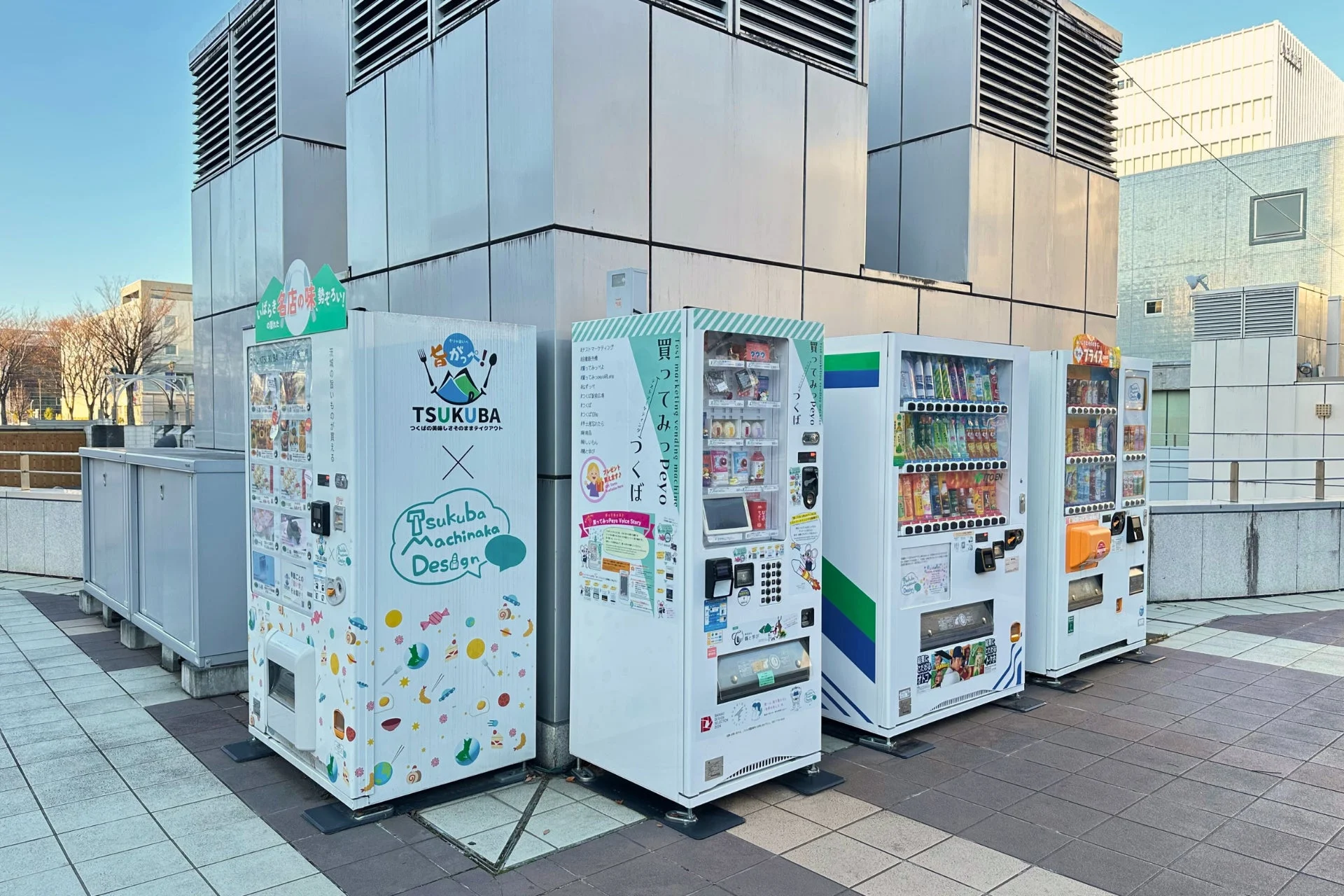 屋外に設置された複数のテストマーケティング自販機