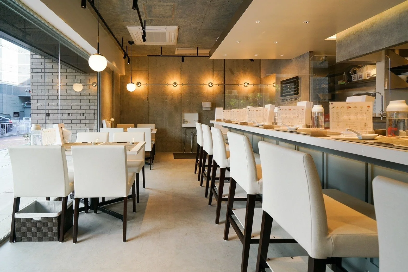 モダンなレストランの店内風景