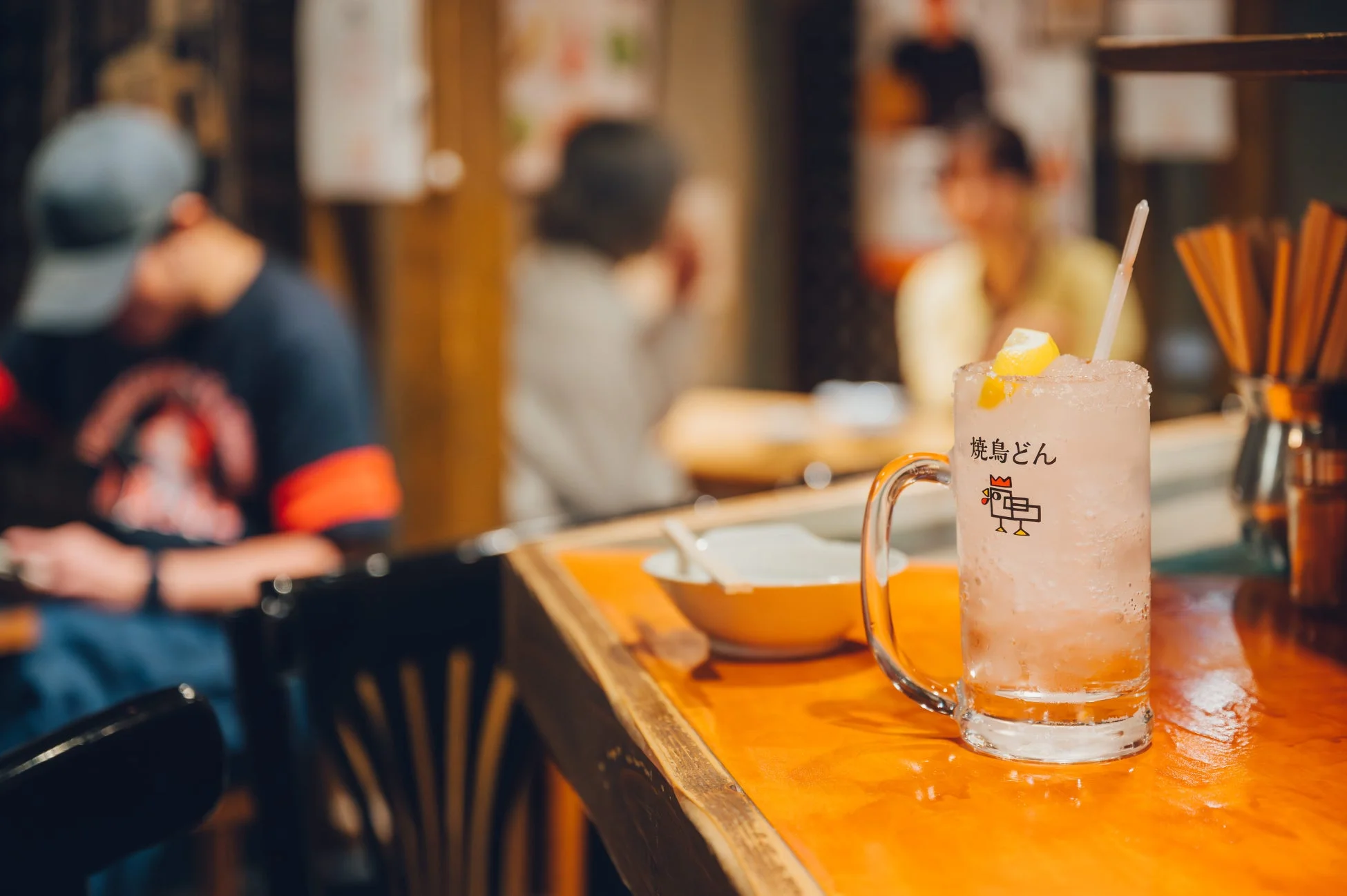 焼鳥どんのカウンター席とレモンサワー