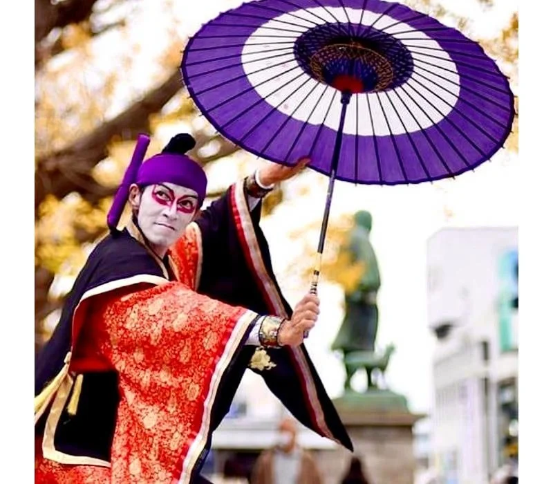歌舞伎風のメイクと衣装を纏ったパフォーマー