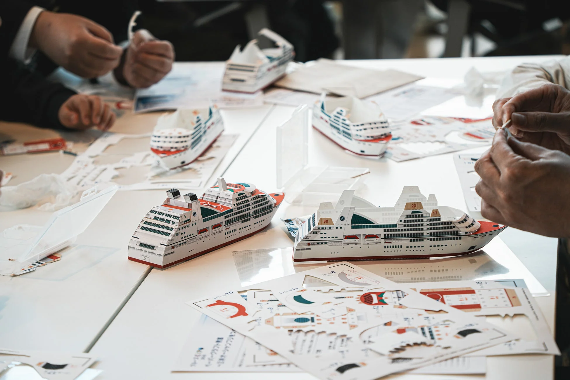 ペーパークラフト製作の様子