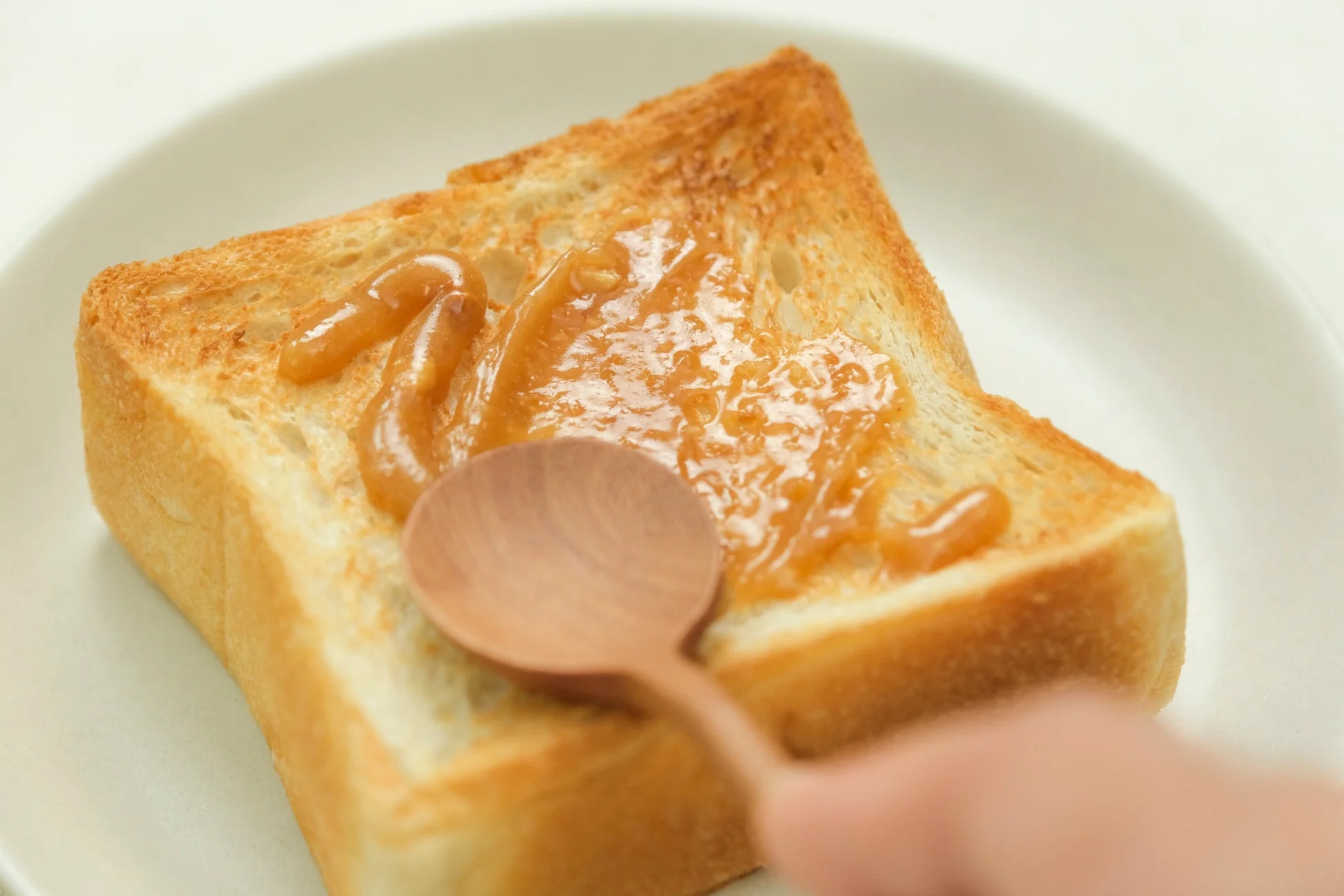 トーストにピーナッツバター